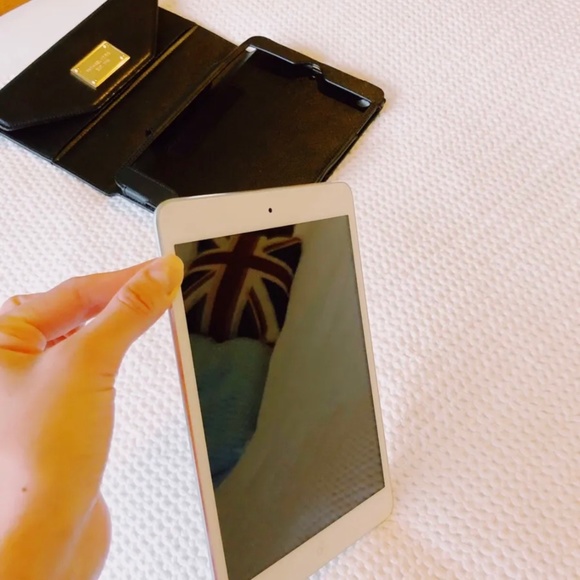 Apple iPad Mini 16GB 1st Generation W/ Michael Kors Saffiano Leather Wallet Case - Picture 1 of 12